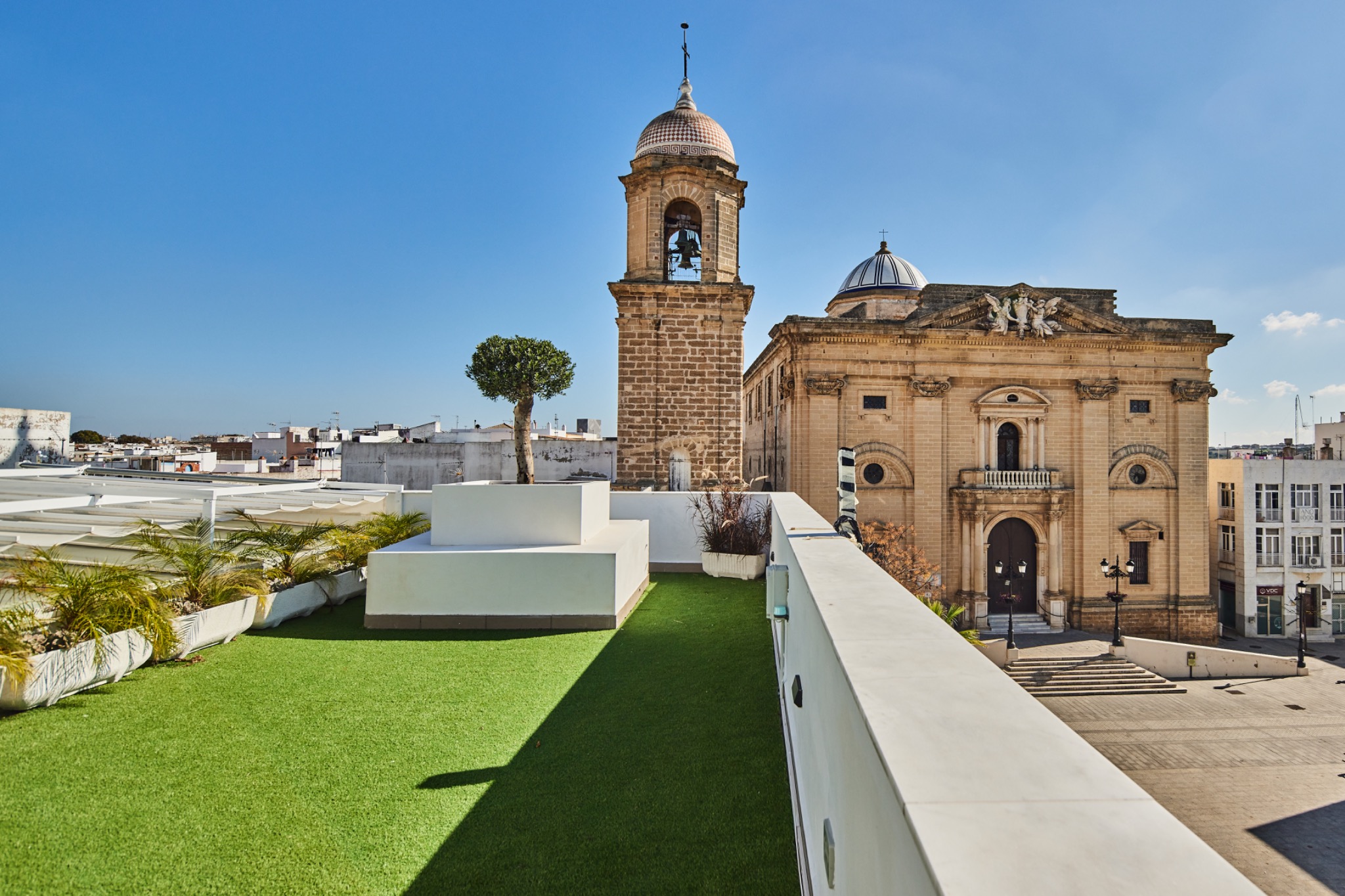Vista de la iglesia de San Juan Bautista y Plaza Mayor desde nuestro edificio
