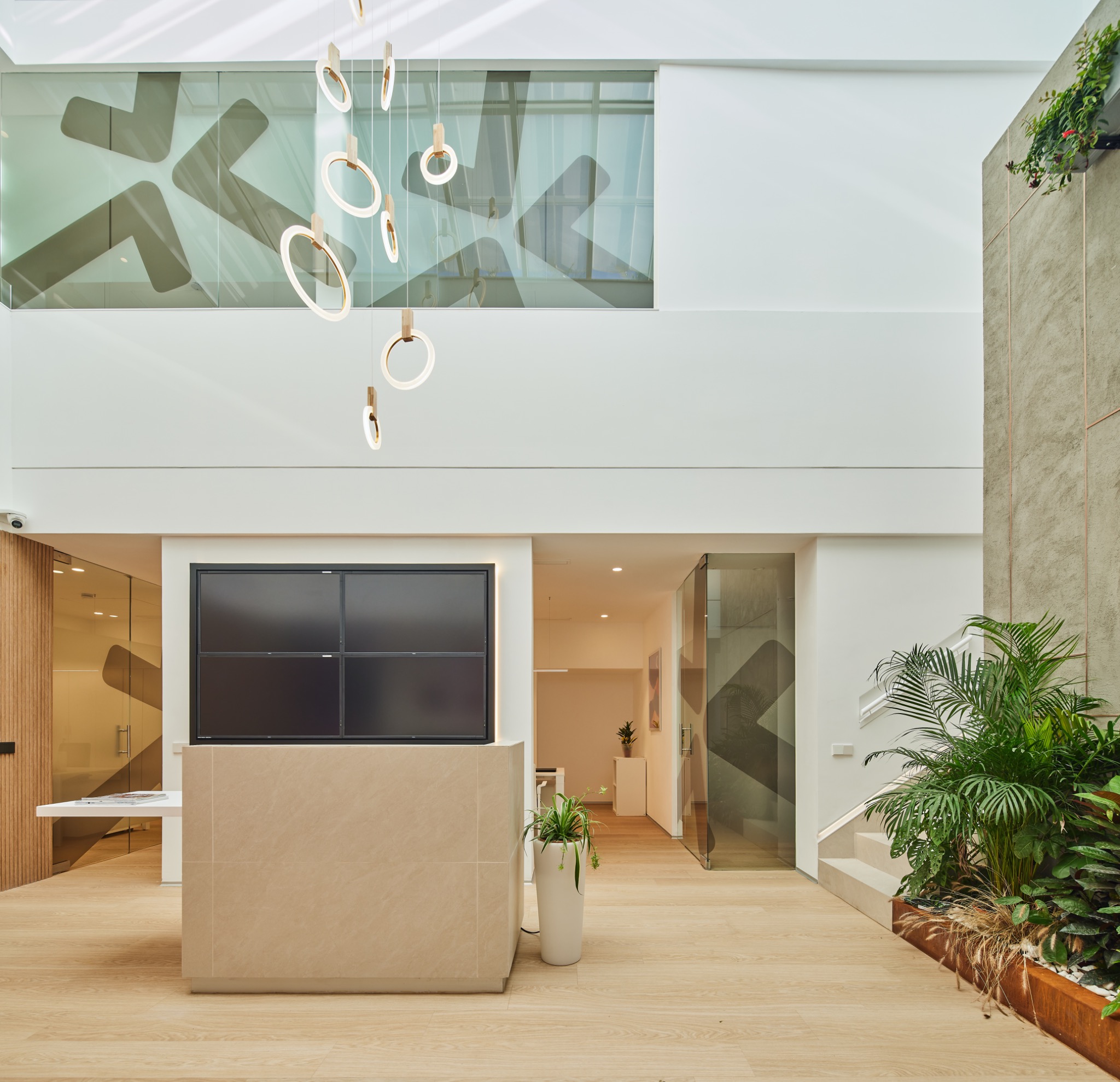 Nuestra recepción, un espacio abierto de doble altura con el logotipo de Asesoría Cruz