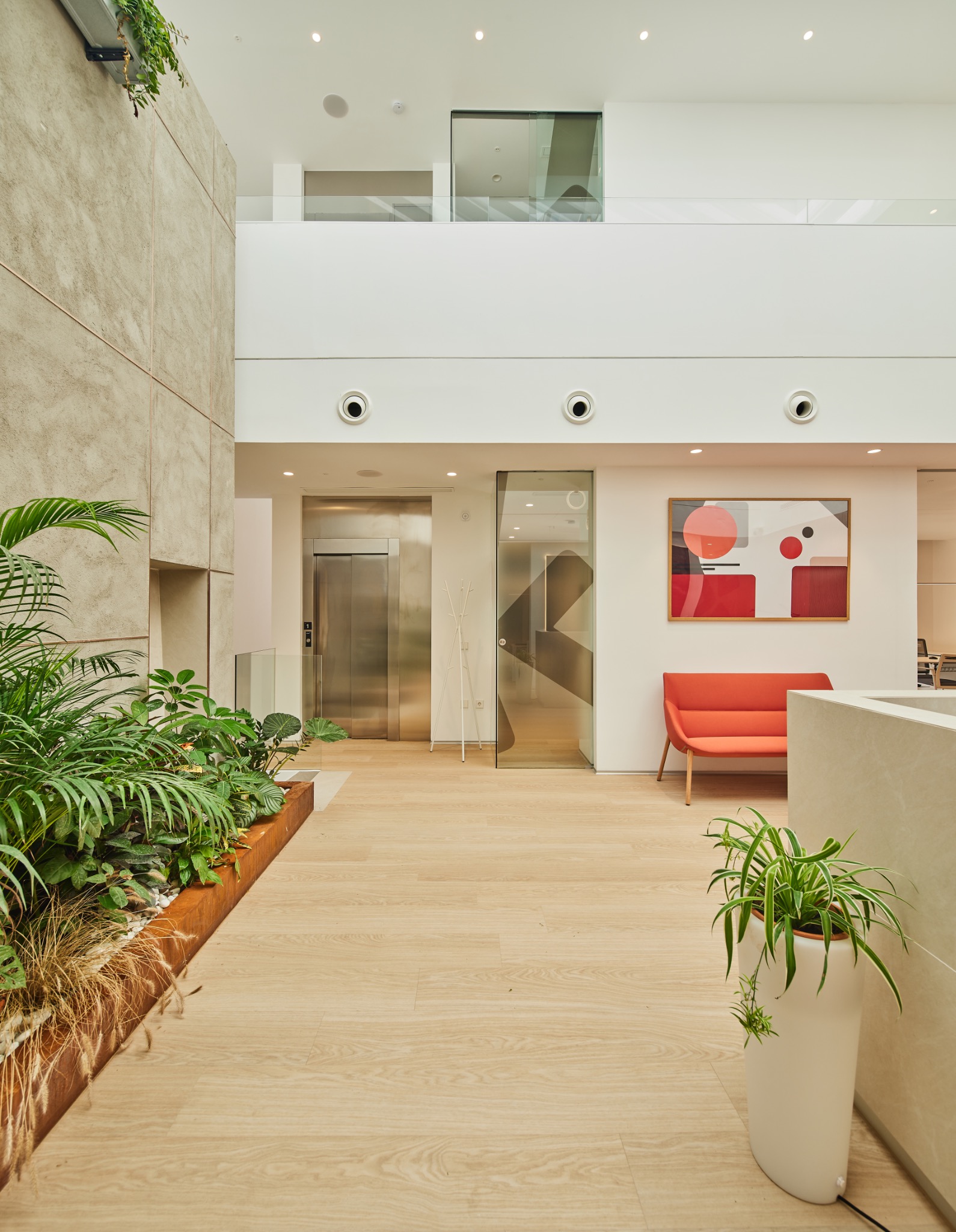 Vestíbulo de la oficina, con plantas y zona de espera
